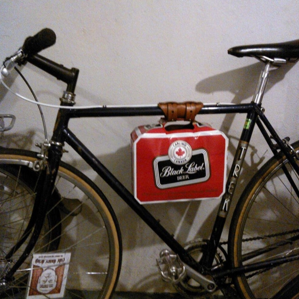6-pack frame cinch used to hold a lunch box and attached to the top tube of a bicycle frame.
