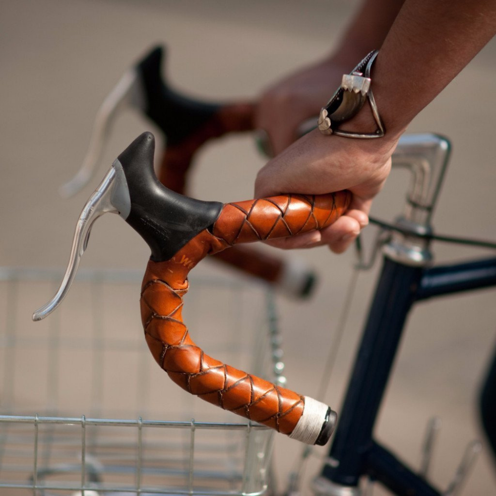 Taping online bicycle handlebars